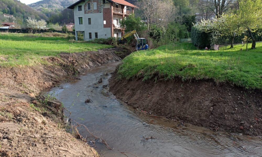 Il Comune ripulisce l’alveo del canale idrico di Rozzo