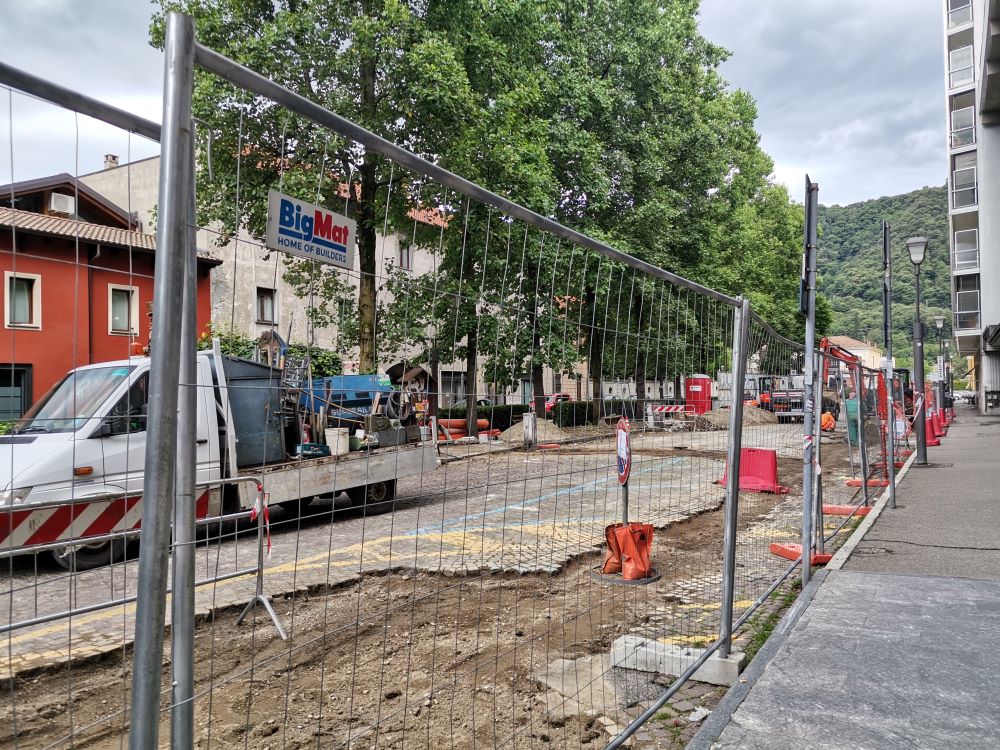 Rifacimento del manto stradale: procede (a rilento, per la pioggia) il cantiere su viale Fassò