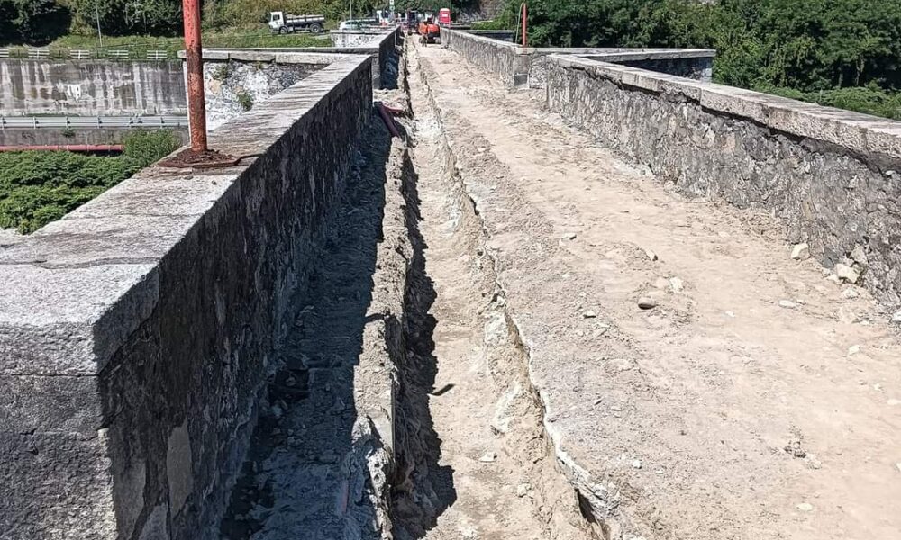 Proseguono i lavori al Ponte di Agnona: rimosso il fondo