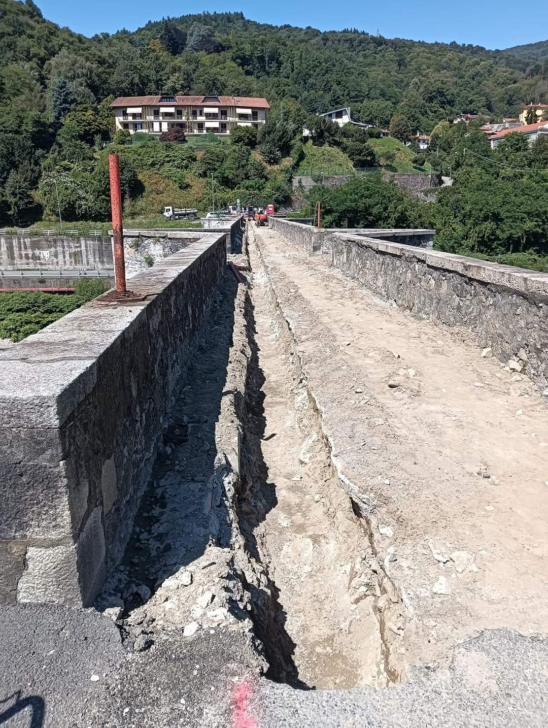 Proseguono i lavori al Ponte di Agnona: rimosso il fondo