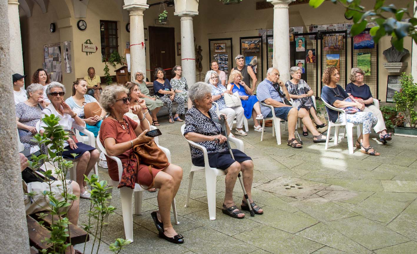 Sabato 10 agosto, in Biblioteca a Varallo, è stata inaugurata la mostra: “Sogno di un pomeriggio di mezza estate: Van Gogh in Valsesia?”, realizzata da due fotografi: Sergio e Lorenzo Lombardi