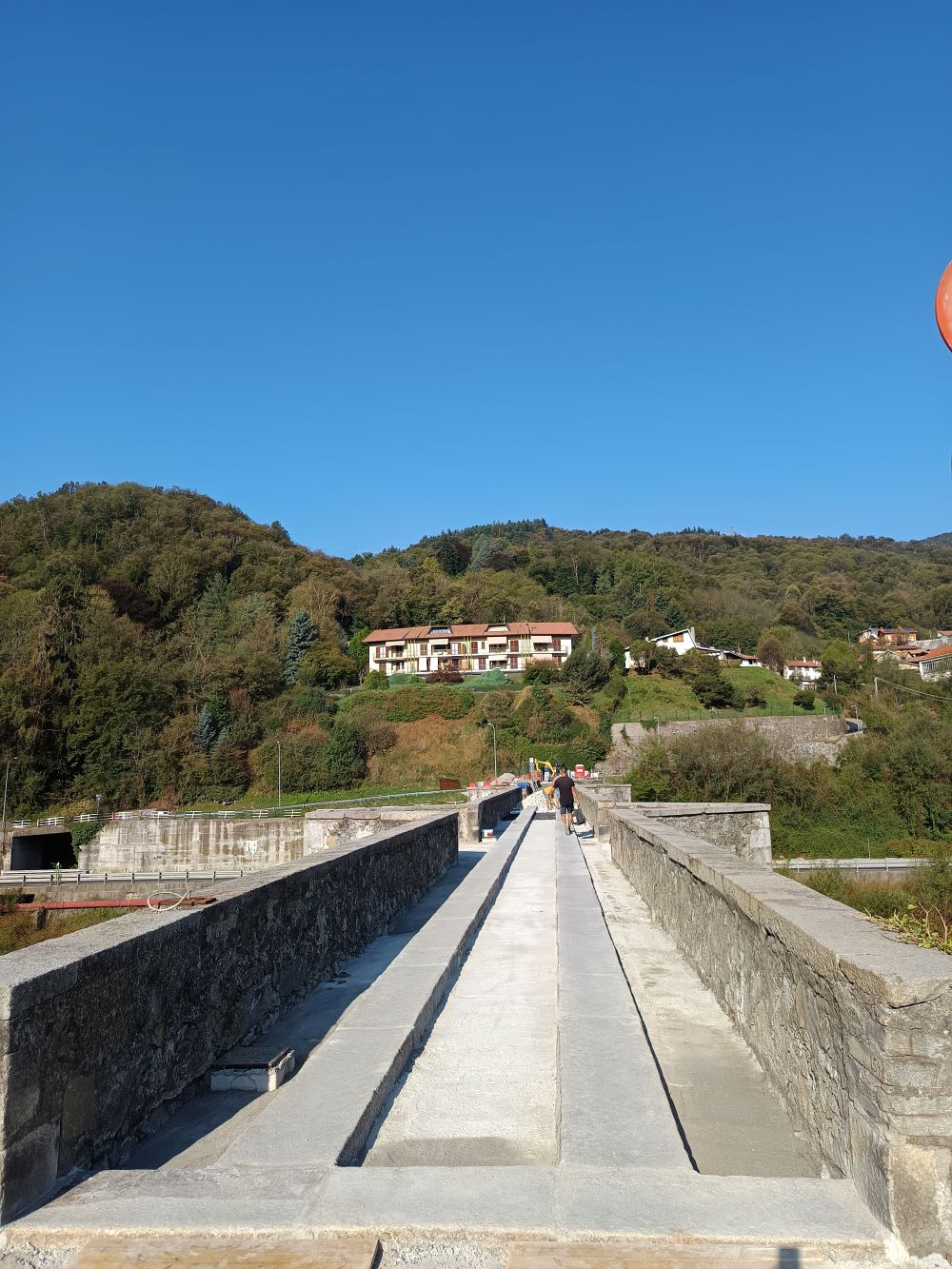 Iniziata la posa delle pietre originali sul Ponte di Agnona