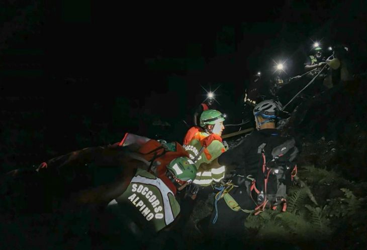 Auto precipitata in un burrone lungo la strada che conduce all'Alpe Sacchi