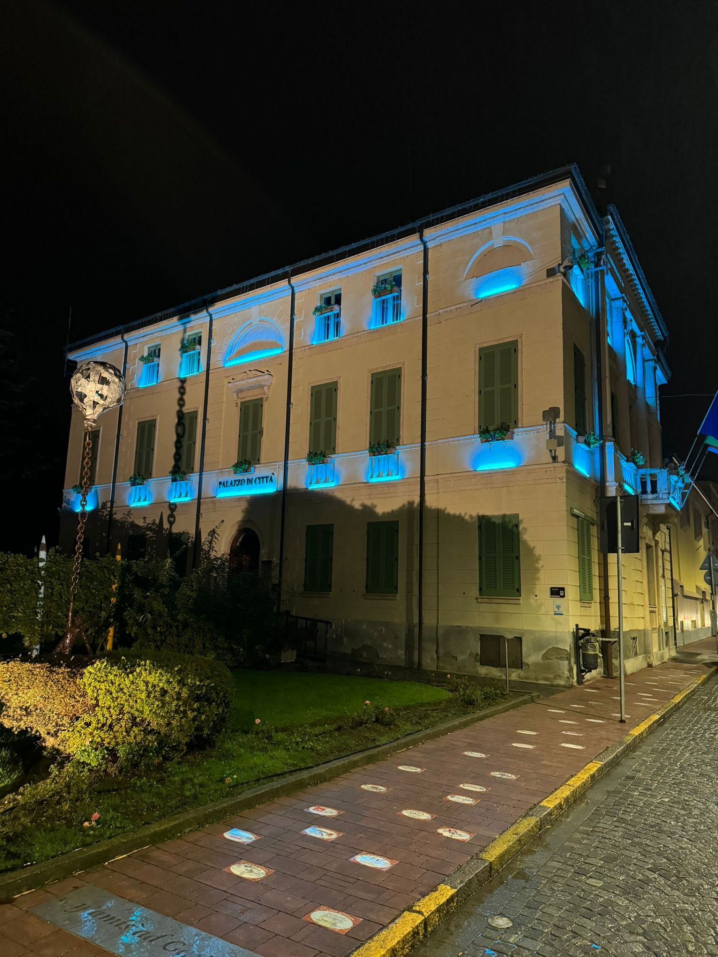 Il Comune di Gattinara si illumina di turchese per la Giornata Internazionale della Dislessia