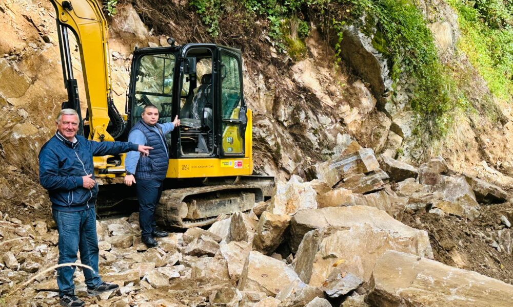 Lavori di rifacimento della strada per Erbareti a pieno regime