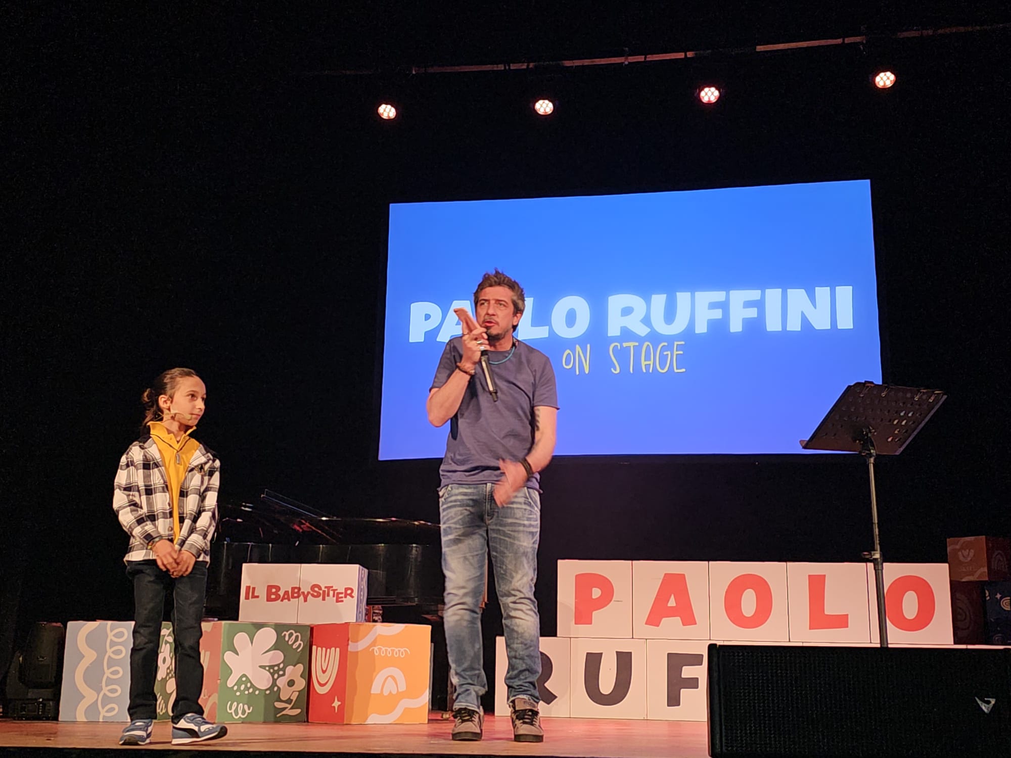 Paolo Ruffini e i «piccoli grandi» attori conquistano il pubblico della Pro Loco di Borgosesia