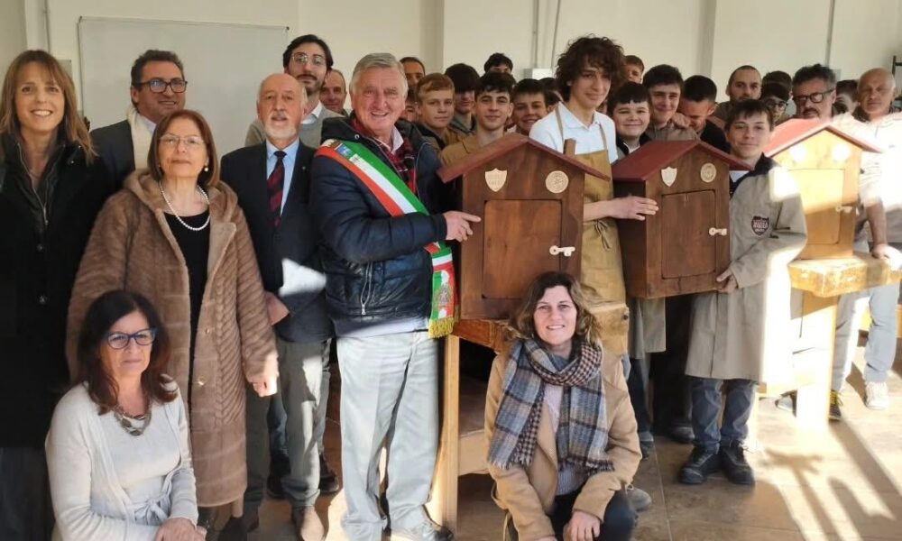 Sei «casette giralibro» realizzate dalla Barolo per le Scuole primarie