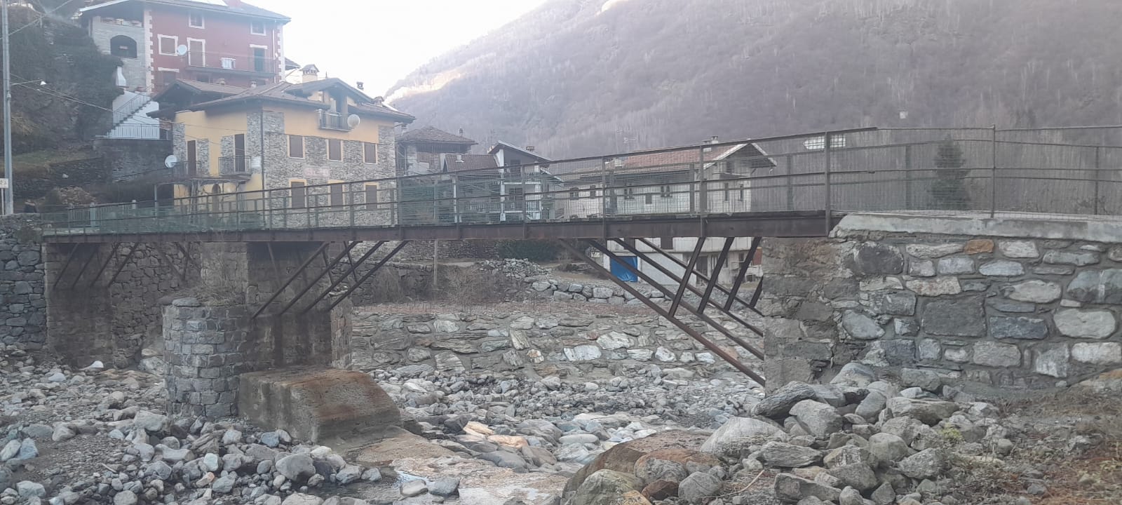 Ponte di Morca chiuso: la struttura è compromessa dall’erosione