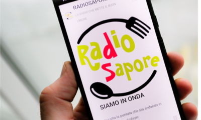 “RadioSapore” rappresenta un modo innovativo e coinvolgente per trasmettere alle nuove generazioni l’importanza di un’alimentazione equilibrata e del rispetto per il pianeta. Grazie a un palinsesto ricco di contenuti educativi e personaggi fantastici, la web radio mira a insegnare ai bambini regole utili per la loro crescita, incoraggiando buone abitudini alimentari e una maggiore consapevolezza sull’impatto delle loro scelte quotidiane. Durante la presentazione, i bambini e gli insegnanti hanno potuto scoprire come è possibile utilizzare “RadioSapore”, quali possono essere i contenuti delle puntate e i protagonisti che animeranno le trasmissioni. La web radio trasmette ogni giorno, dal lunedì al venerdì, alle ore 7:30 per circa 15 minuti, un orario scelto per accompagnare i bambini durante il momento della colazione, promuovendo così l’importanza di iniziare la giornata con un pasto sano e bilanciato ma si può ascoltare tranquillamente anche in altri orari della giornata in quanto tutte le trasmissioni sono registrate e memorizzate e riascoltabili. Grazie ai personaggi di fantasia come il professor Naturalis, il nonno Guglielmo e il cuoco Gustoso Gino, ogni argomento viene trattato in modo semplice e divertente, stimolando l’interesse dei più piccoli. I bambini possono inoltre interagire con i personaggi attraverso una chat dedicata sul sito della web radio e, rispondendo a giochi o domande, partecipare a premi messi in palio. In occasione del lancio, sono state distribuite agli alunni e alle insegnanti la spilla ufficiale di “RadioSapore” e un cartoncino con il QR code per accedere alla web radio e ascoltare le puntate. Questo progetto si aggiunge all’altro servizio web a cui le famiglie possono accedere già da qualche tempo per essere sempre aggiornati su tutto quanto riguarda il servizio mensa di Gattinara ( menu, ingredienti, comunicazioni , novità ecc. ). Basterà cercare il Comune di Gattinara nel sito Dussmann Scuole. Con “RadioSapore”, Dussmann Service conferma il proprio impegno verso l’educazione delle nuove generazioni, proponendo un progetto che unisce divertimento, apprendimento e responsabilità verso il futuro. «Siamo orgogliosi – spiega il Vicesindaco di Gattinara Daniele Baglione che ha preso parte alla presentazione del progetto - di aver portato a Gattinara un progetto così innovativo e coinvolgente come “RadioSapore”. Questa iniziativa rappresenta un importante passo avanti nella sensibilizzazione delle giovani generazioni su temi fondamentali quali l’educazione alimentare e la sostenibilità ambientale. Come Amministrazione, abbiamo fortemente voluto che anche la nostra scuola potesse beneficiare di questo strumento educativo, che unisce l’apprendimento al divertimento, avvicinando i bambini a temi importanti attraverso modalità moderne e interattive. “RadioSapore” non è solo una web radio, ma è un’opportunità per i nostri ragazzi di apprendere buone abitudini alimentari e di sviluppare una maggiore consapevolezza verso il mondo che li circonda, valori che li accompagneranno anche nell’età adulta. Un ringraziamento particolare va a Dussmann per aver realizzato questo progetto e per il costante impegno a favore della crescita e del benessere dei nostri studenti. Siamo certi che “RadioSapore” saprà conquistare il cuore dei più piccoli e delle loro famiglie, contribuendo a costruire una comunità sempre più attenta e responsabile».