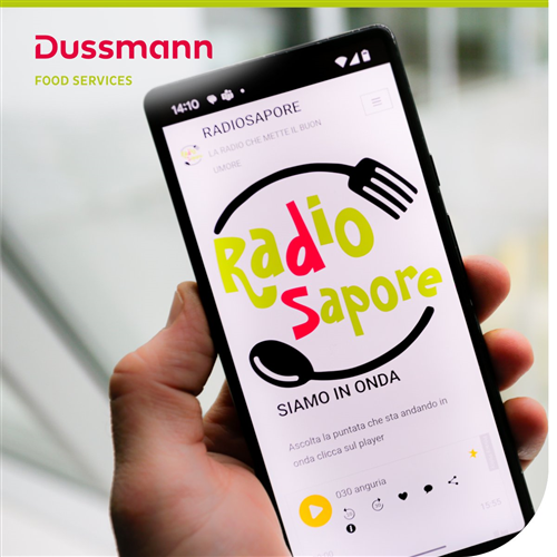 “RadioSapore” rappresenta un modo innovativo e coinvolgente per trasmettere alle nuove generazioni l’importanza di un’alimentazione equilibrata e del rispetto per il pianeta. Grazie a un palinsesto ricco di contenuti educativi e personaggi fantastici, la web radio mira a insegnare ai bambini regole utili per la loro crescita, incoraggiando buone abitudini alimentari e una maggiore consapevolezza sull’impatto delle loro scelte quotidiane. Durante la presentazione, i bambini e gli insegnanti hanno potuto scoprire come è possibile utilizzare “RadioSapore”, quali possono essere i contenuti delle puntate e i protagonisti che animeranno le trasmissioni. La web radio trasmette ogni giorno, dal lunedì al venerdì, alle ore 7:30 per circa 15 minuti, un orario scelto per accompagnare i bambini durante il momento della colazione, promuovendo così l’importanza di iniziare la giornata con un pasto sano e bilanciato ma si può ascoltare tranquillamente anche in altri orari della giornata in quanto tutte le trasmissioni sono registrate e memorizzate e riascoltabili. Grazie ai personaggi di fantasia come il professor Naturalis, il nonno Guglielmo e il cuoco Gustoso Gino, ogni argomento viene trattato in modo semplice e divertente, stimolando l’interesse dei più piccoli. I bambini possono inoltre interagire con i personaggi attraverso una chat dedicata sul sito della web radio e, rispondendo a giochi o domande, partecipare a premi messi in palio. In occasione del lancio, sono state distribuite agli alunni e alle insegnanti la spilla ufficiale di “RadioSapore” e un cartoncino con il QR code per accedere alla web radio e ascoltare le puntate. Questo progetto si aggiunge all’altro servizio web a cui le famiglie possono accedere già da qualche tempo per essere sempre aggiornati su tutto quanto riguarda il servizio mensa di Gattinara ( menu, ingredienti, comunicazioni , novità ecc. ). Basterà cercare il Comune di Gattinara nel sito Dussmann Scuole. Con “RadioSapore”, Dussmann Service conferma il proprio impegno verso l’educazione delle nuove generazioni, proponendo un progetto che unisce divertimento, apprendimento e responsabilità verso il futuro. «Siamo orgogliosi – spiega il Vicesindaco di Gattinara Daniele Baglione che ha preso parte alla presentazione del progetto - di aver portato a Gattinara un progetto così innovativo e coinvolgente come “RadioSapore”. Questa iniziativa rappresenta un importante passo avanti nella sensibilizzazione delle giovani generazioni su temi fondamentali quali l’educazione alimentare e la sostenibilità ambientale. Come Amministrazione, abbiamo fortemente voluto che anche la nostra scuola potesse beneficiare di questo strumento educativo, che unisce l’apprendimento al divertimento, avvicinando i bambini a temi importanti attraverso modalità moderne e interattive. “RadioSapore” non è solo una web radio, ma è un’opportunità per i nostri ragazzi di apprendere buone abitudini alimentari e di sviluppare una maggiore consapevolezza verso il mondo che li circonda, valori che li accompagneranno anche nell’età adulta. Un ringraziamento particolare va a Dussmann per aver realizzato questo progetto e per il costante impegno a favore della crescita e del benessere dei nostri studenti. Siamo certi che “RadioSapore” saprà conquistare il cuore dei più piccoli e delle loro famiglie, contribuendo a costruire una comunità sempre più attenta e responsabile».