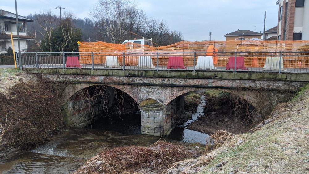 Grignasco, lavori in corso al ponte sul Mologna