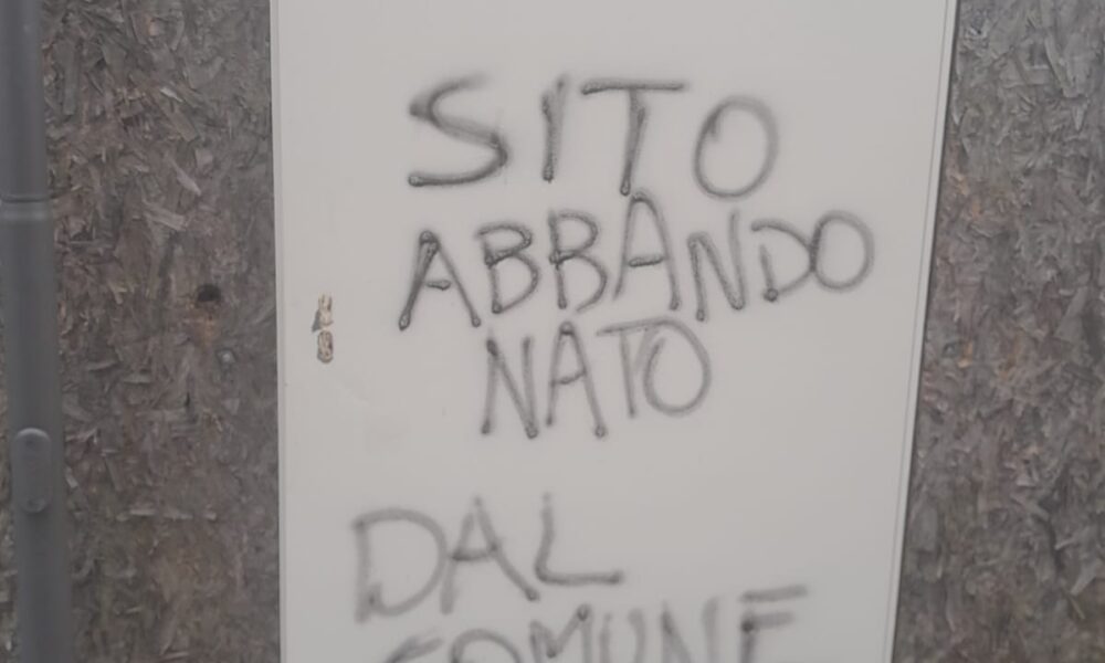 “Graffiti” sulla ex Grober, il sindaco: «Effettivamente un brutto spettacolo, ma la struttura è privata»