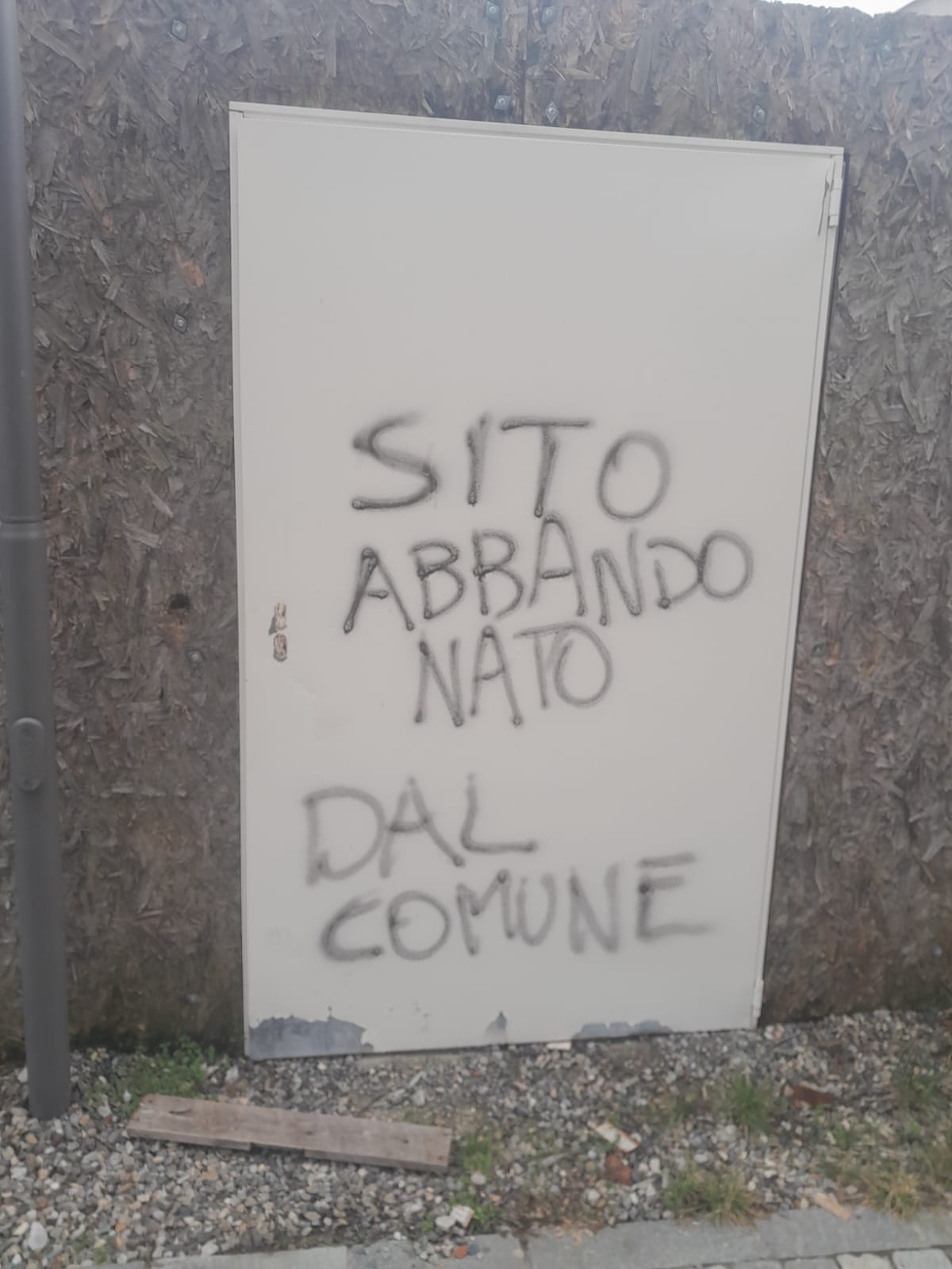 “Graffiti” sulla ex Grober, il sindaco: «Effettivamente un brutto spettacolo, ma la struttura è privata»