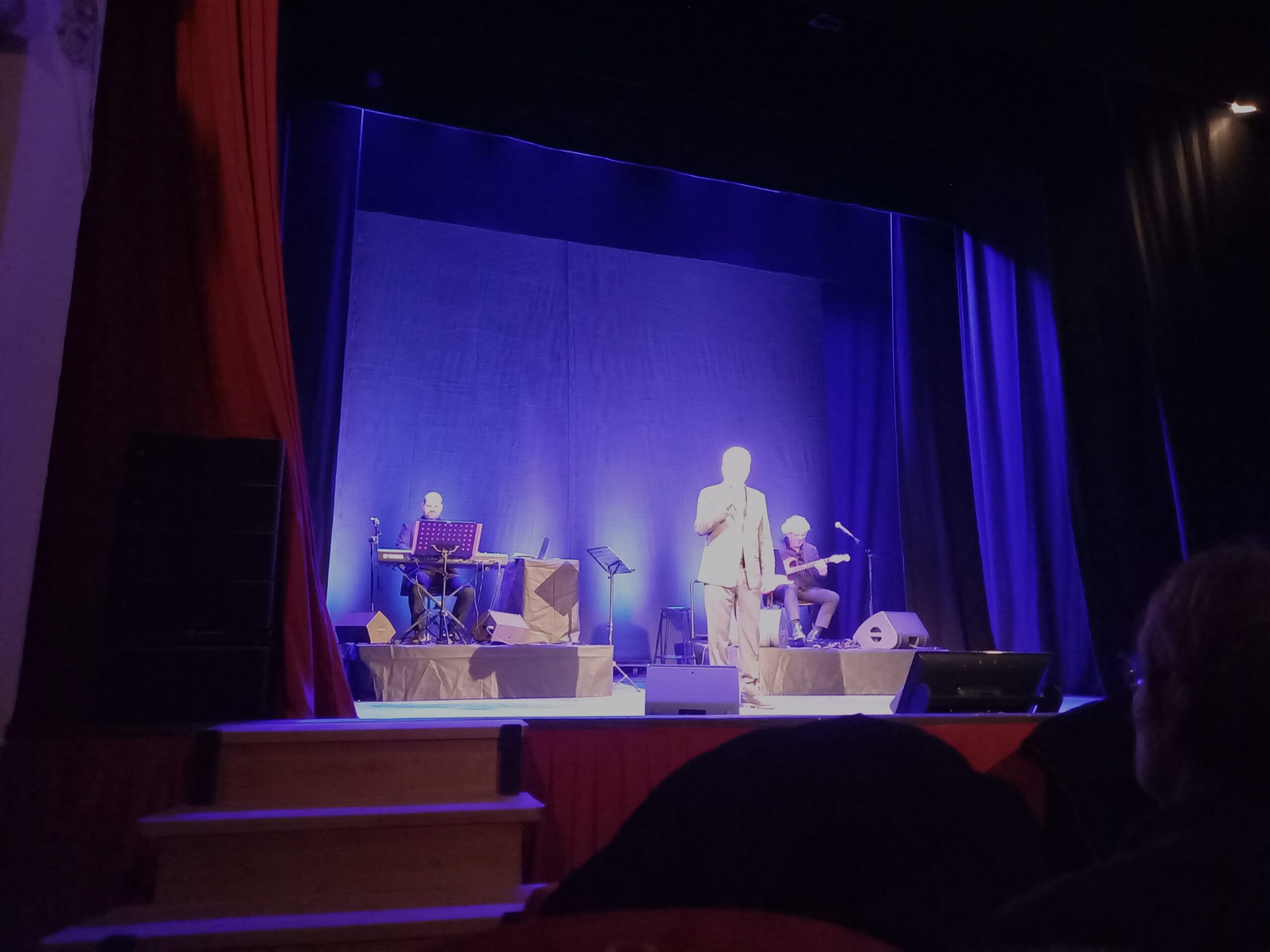 Gioele Dix sul palco del Civico insieme a... Gaber