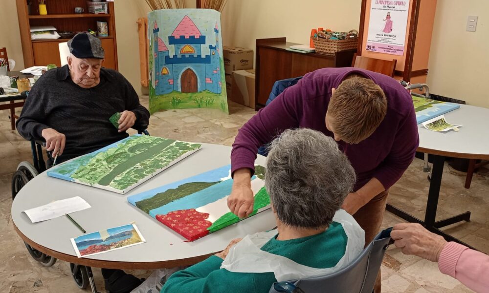 «Ricicliamoci pittori», inaugurata la mostra allestita a Casa Serena