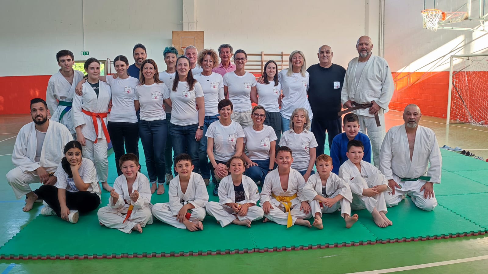 «Tatami in rosa», alle partecipanti al corso di autodifesa femminile donata una maglietta ricordo