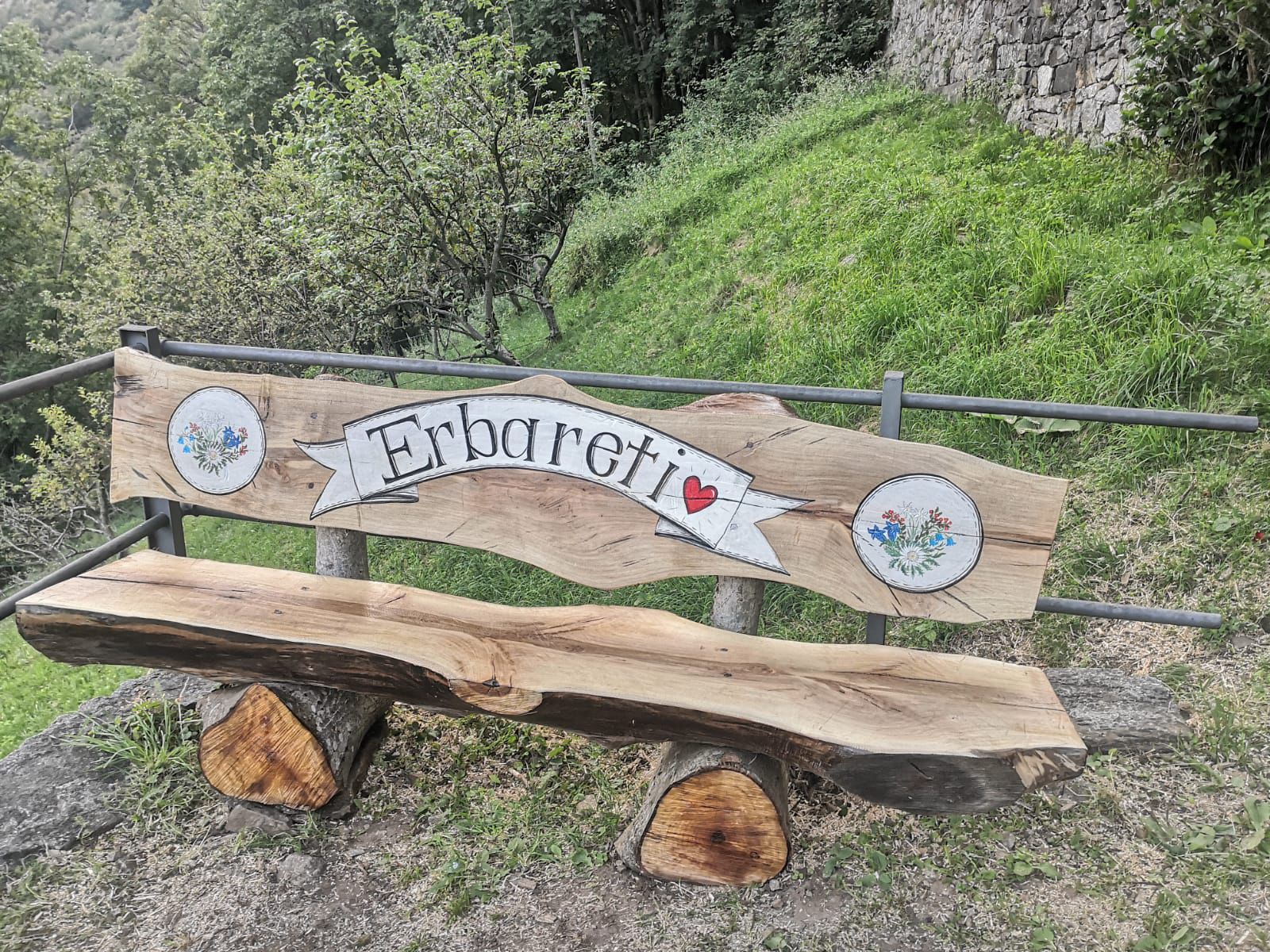 A Erbareti, nella piazza dell’antica chiesa, c’è una nuova panchina: a chilometro zero