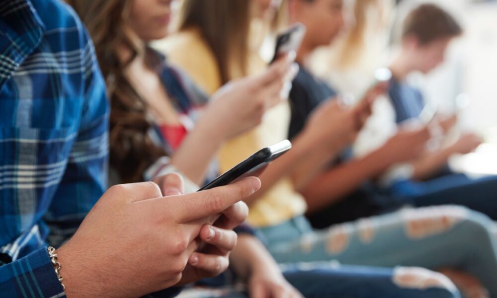 Vietati gli smartphone anche nelle scuole superiori