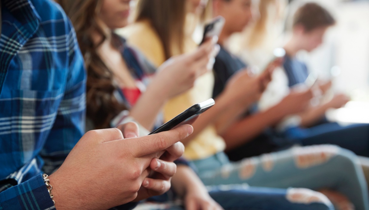 Vietati gli smartphone anche nelle scuole superiori