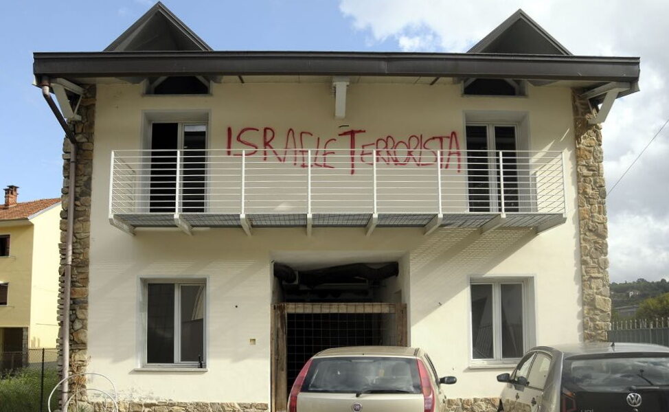 Scritte sui muri ad Aranco e al Parco Magni