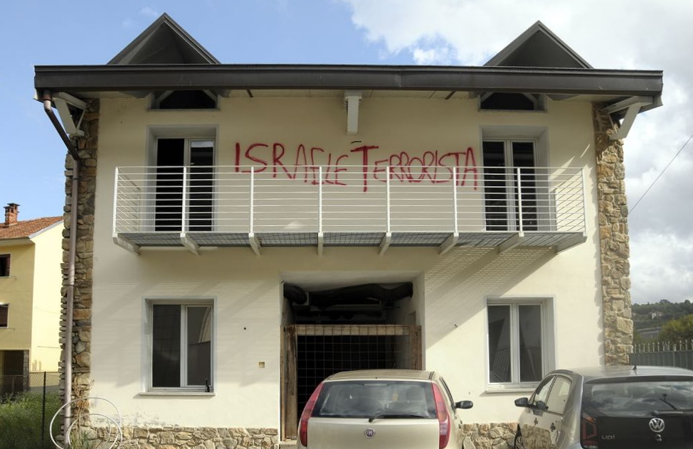 Scritte sui muri ad Aranco e al Parco Magni