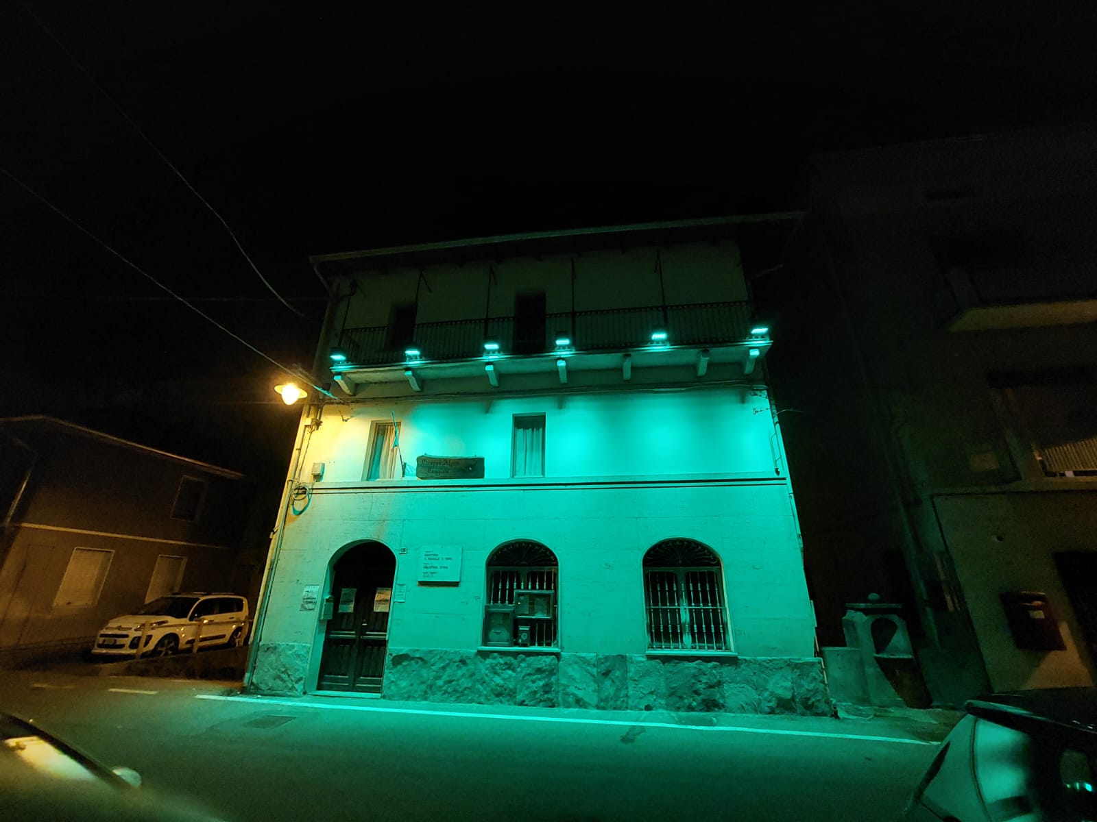 Coggiola, la Biblioteca illuminata di verde per la Giornata Nazionale SLA