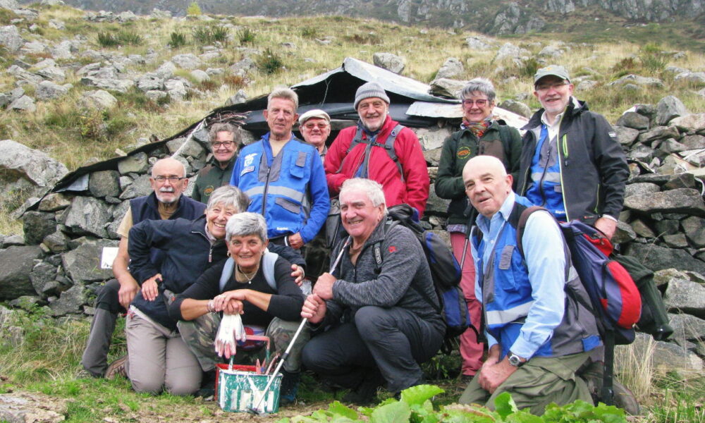 La commissione Segnaletica sul sentiero del Monte Badile