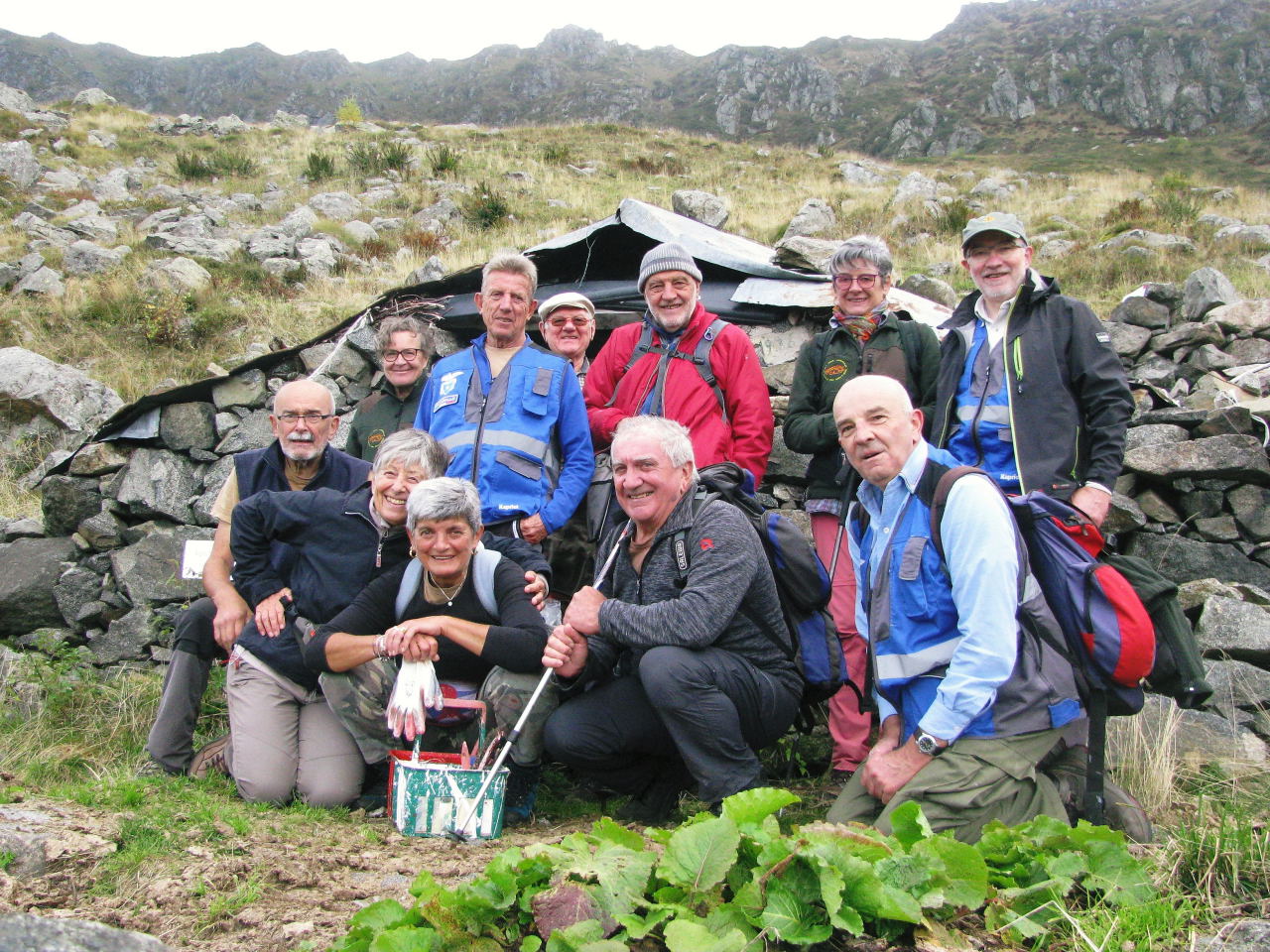 La commissione Segnaletica sul sentiero del Monte Badile