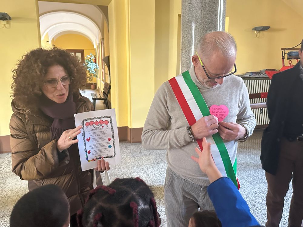 I bimbi dell’infanzia «portatori» di gentilezza... anche al sindaco