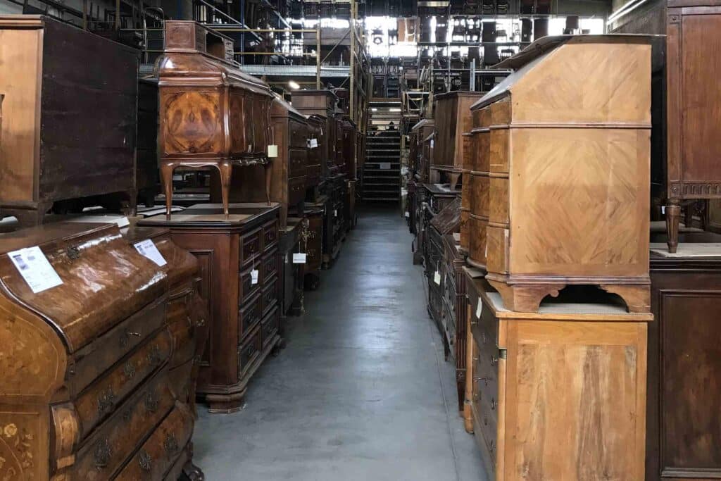 Magazzino con mobili