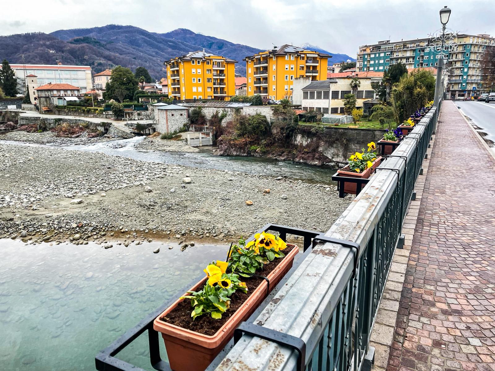 Danneggiate le fioriere sul ponte di Aranco: denunciato il vandalo
