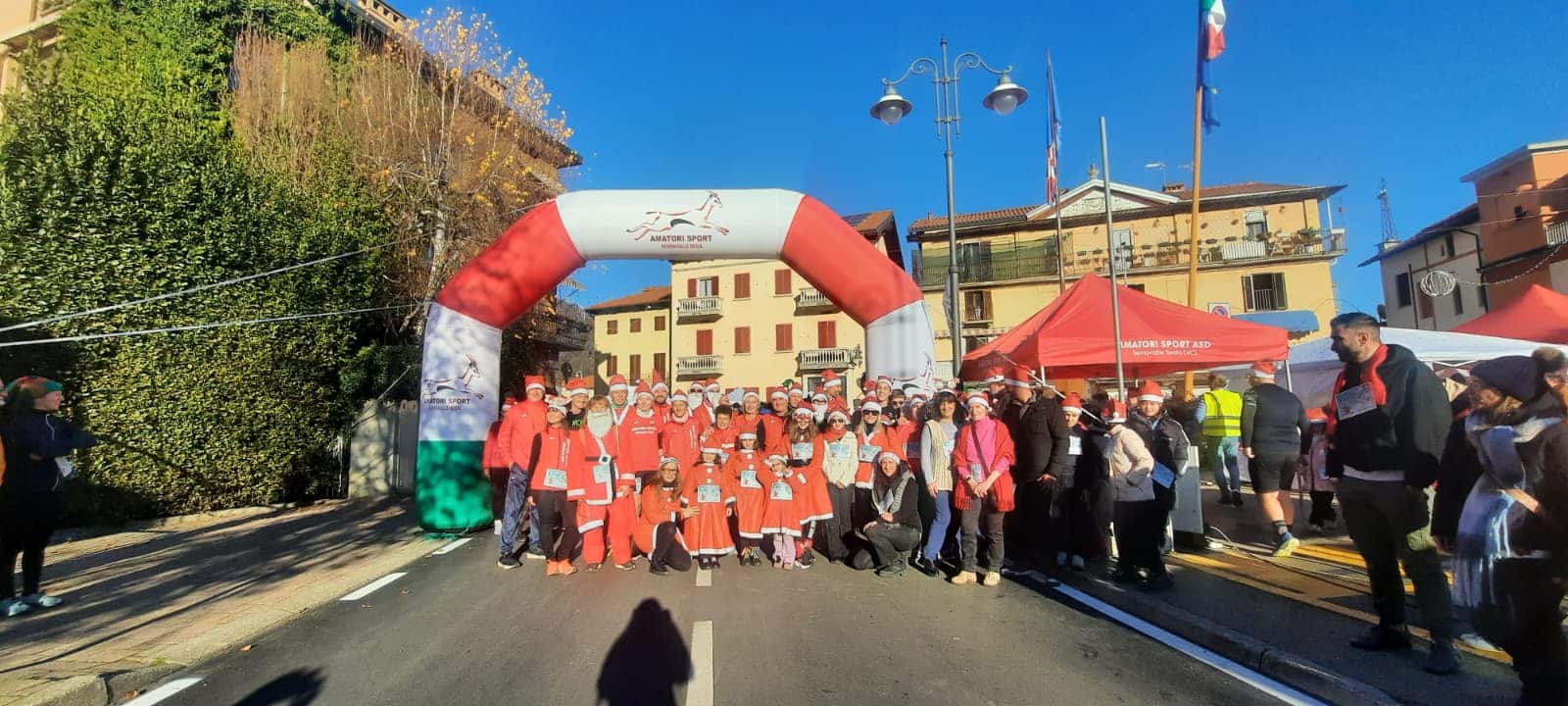 “Babbo Run”, mercatini, musica, giochi per i bimbi: una bellissima giornata di festa nel cuore del cuntà