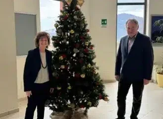 Un click, due alberi, accesi in contemporanea gli alberi di Natale negli ospedali di Vercelli e Borgosesia