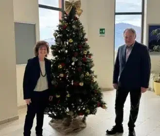 Un click, due alberi, accesi in contemporanea gli alberi di Natale negli ospedali di Vercelli e Borgosesia