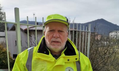 Stava per essere investito sulle strisce pedonali, alunno salvato da un nonno vigile