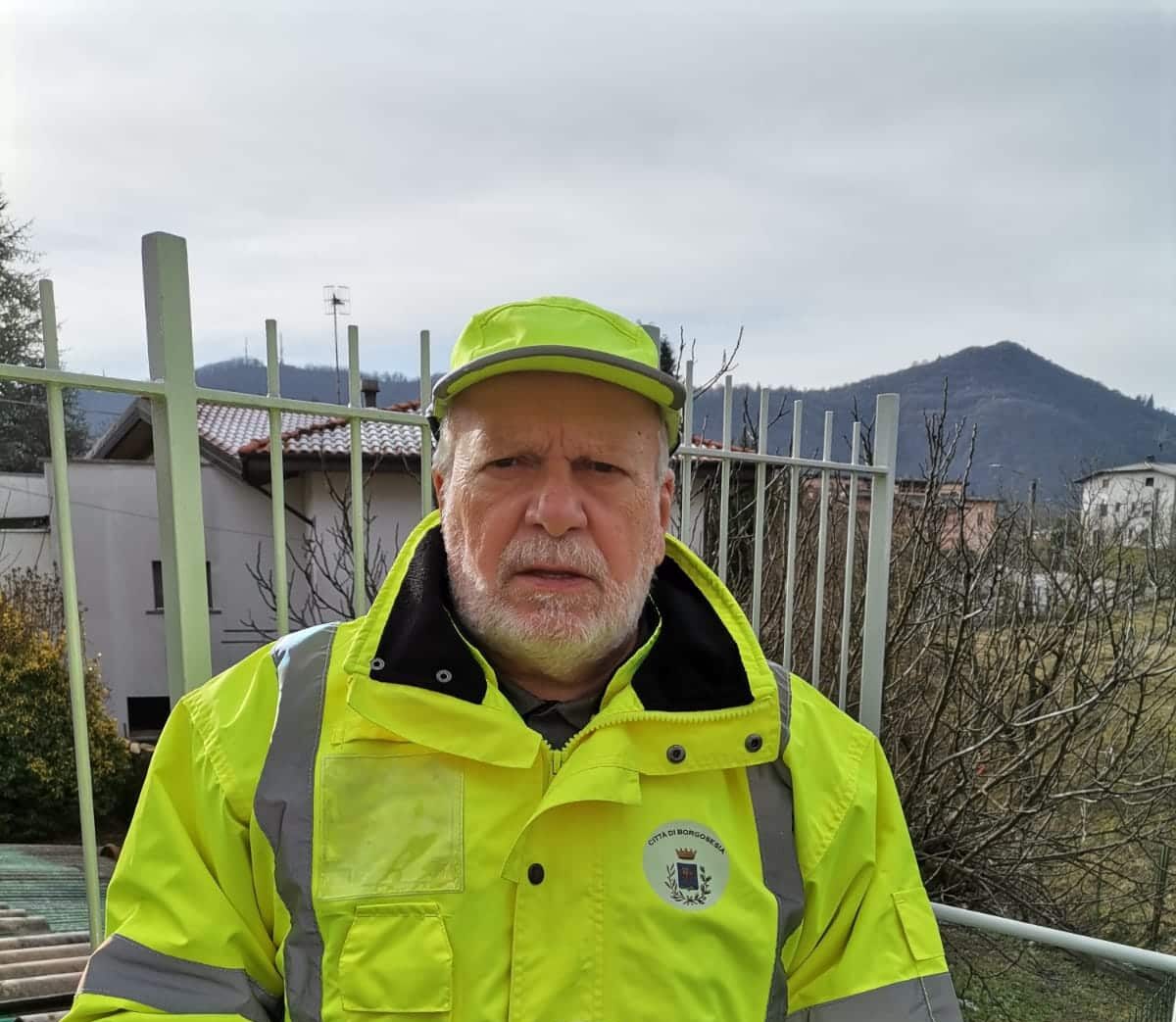 Stava per essere investito sulle strisce pedonali, alunno salvato da un nonno vigile