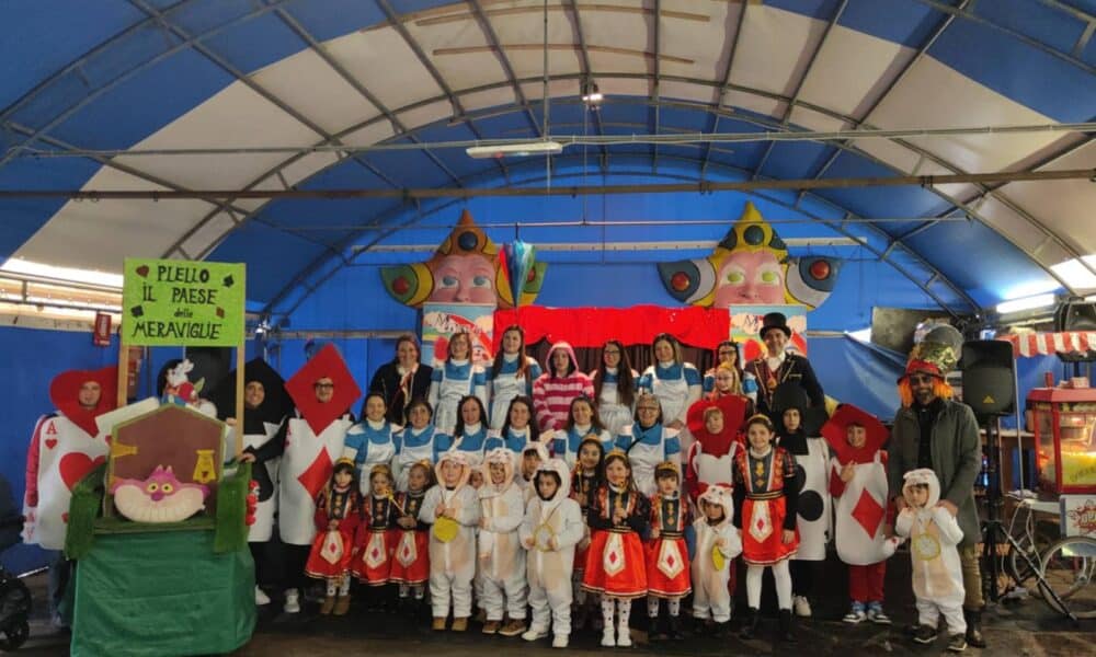 Plello saluta il Pautulun, sfilata al chiuso per i bambini