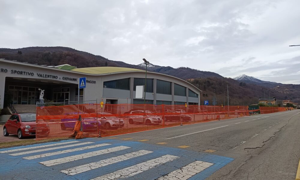 Su viale Varallo lavori in corso per il nuovo marciapiede verso il McDonald’s