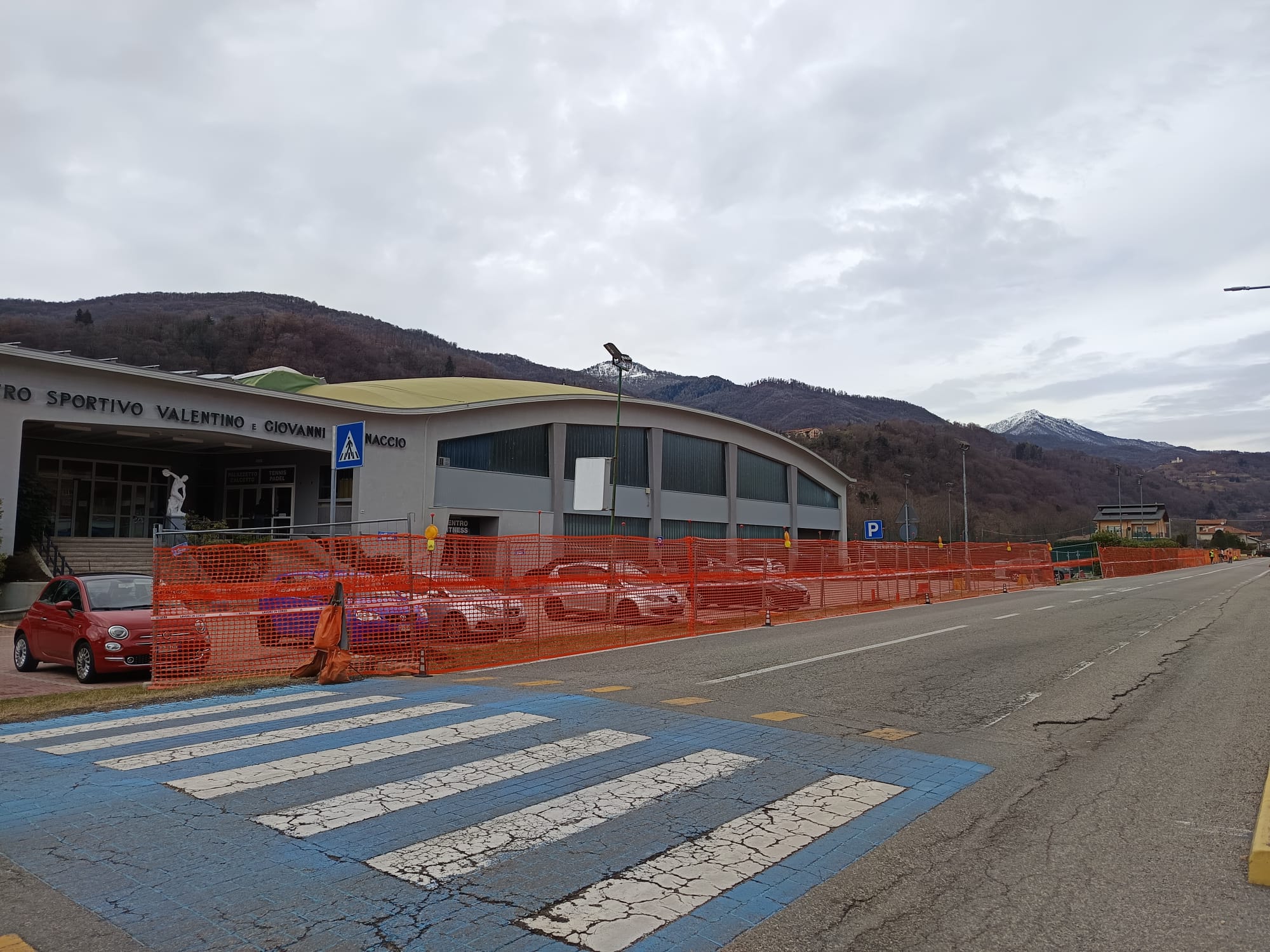 Su viale Varallo lavori in corso per il nuovo marciapiede verso il McDonald’s