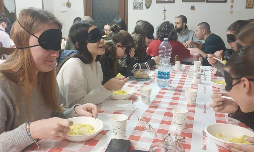 Esperienza «al buio» per le quarte indirizzo Scienze Umane del Liceo Ferrari