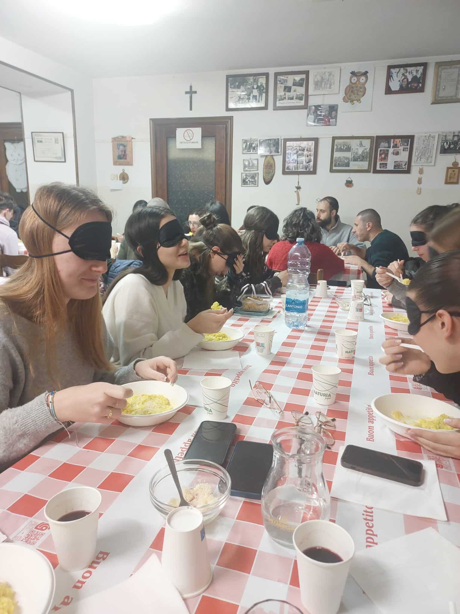 Esperienza «al buio» per le quarte indirizzo Scienze Umane del Liceo Ferrari