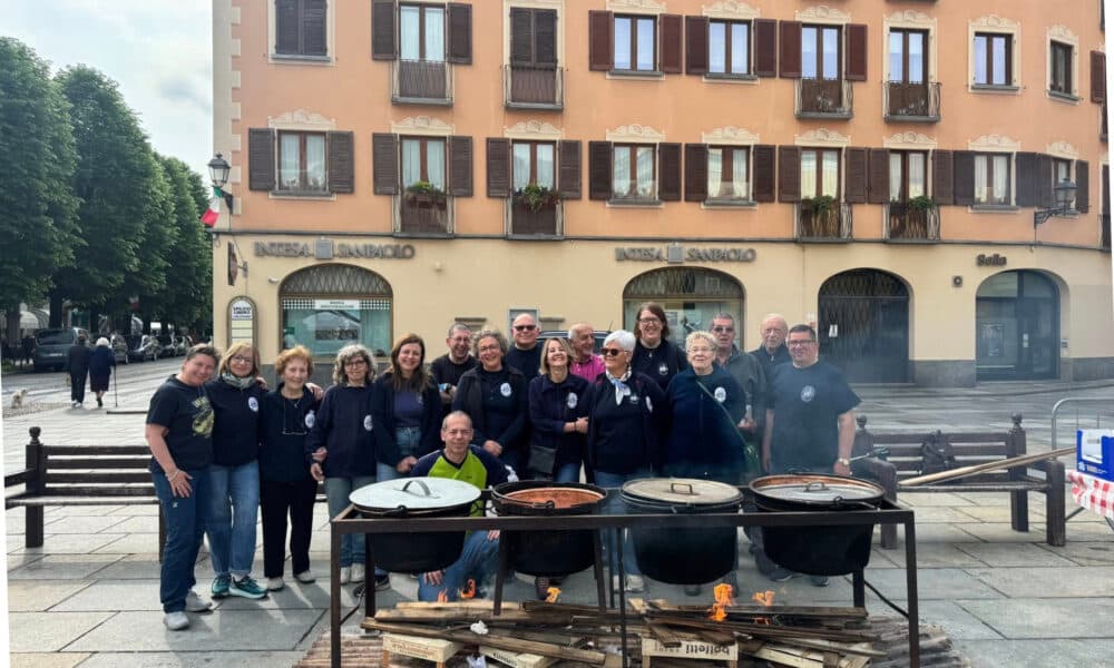 Domenica 19 aprile l’associazione Amici di Lourdes, col patrocinio della Città di Varallo, è tornata in piazza Vittorio con una delle sue proposte gastronomiche più apprezzate: la polenta concia