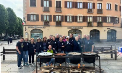 Domenica 19 aprile l’associazione Amici di Lourdes, col patrocinio della Città di Varallo, è tornata in piazza Vittorio con una delle sue proposte gastronomiche più apprezzate: la polenta concia