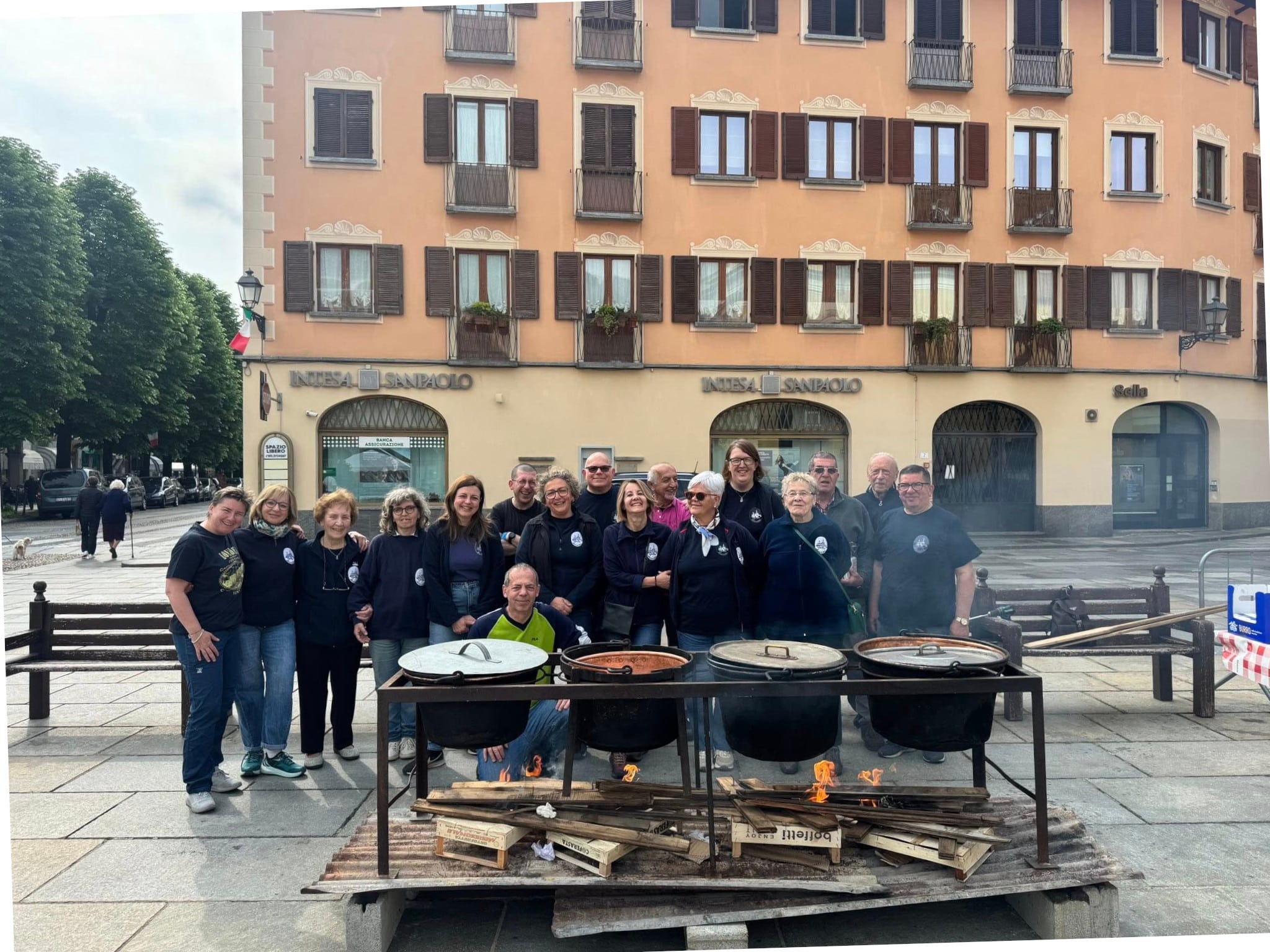 Domenica 19 aprile l’associazione Amici di Lourdes, col patrocinio della Città di Varallo, è tornata in piazza Vittorio con una delle sue proposte gastronomiche più apprezzate: la polenta concia