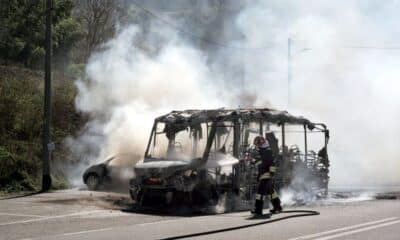 Distrutto da un incendio il bus navetta di Seso per l’ospedale