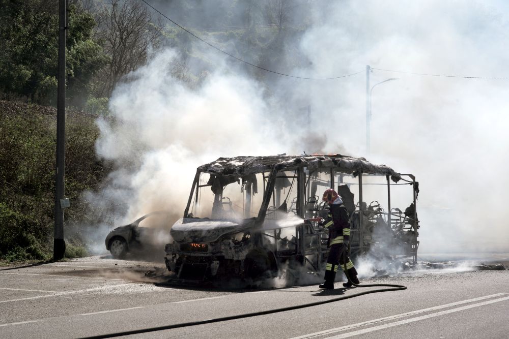Distrutto da un incendio il bus navetta di Seso per l’ospedale