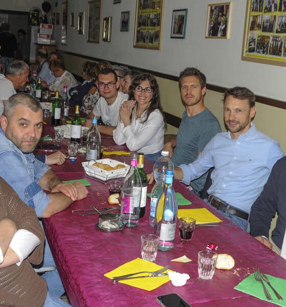 Tutti a tavola con il Comitato carnevale serravallese, pienone per la cena degli asparagi