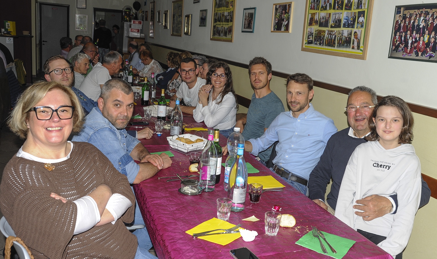 Tutti a tavola con il Comitato carnevale serravallese, pienone per la cena degli asparagi