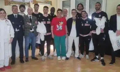 La Pro Vercelli in visita alla Pediatria del Sant’Andrea porta in dono le uova di Pasqua ai piccoli ricoverati