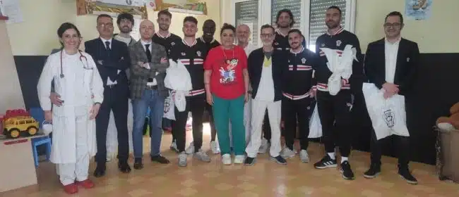 La Pro Vercelli in visita alla Pediatria del Sant’Andrea porta in dono le uova di Pasqua ai piccoli ricoverati